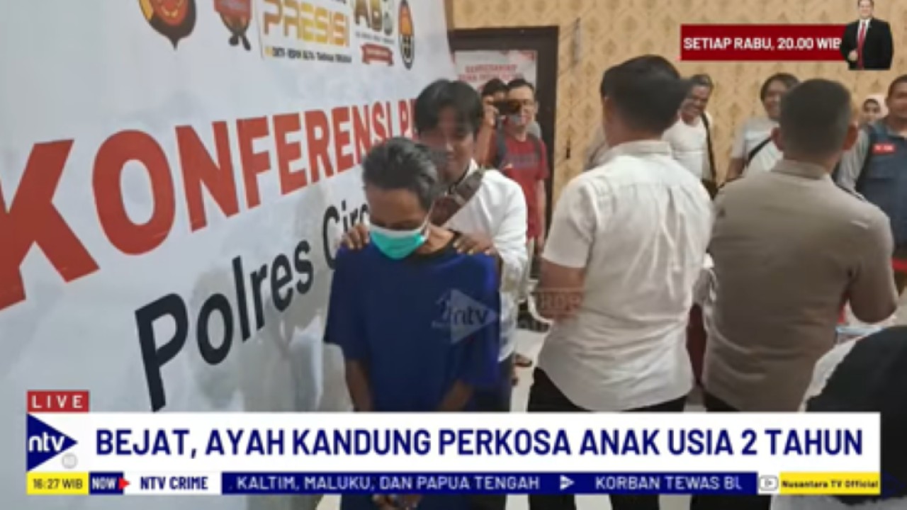 D pelaku pemerkosaan terhadap anak kandungnya yang masih berusia 2 tahun digiring polisi