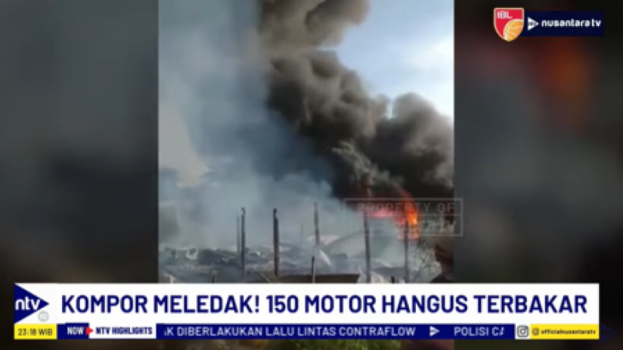 Sedikitnya 150 unit sepeda motor milik buruh pabrik hangus akibat kebakaran dari sebuah warung makan dekat area parkir