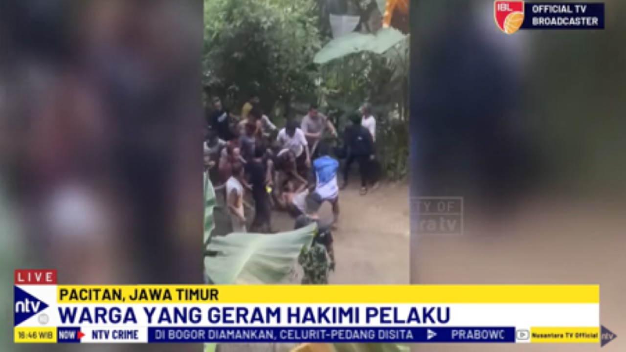 Selamet 25 tahun pelaku pembacokan terhadap tujuh orang tetangganya digelandang dan dihajar warga
