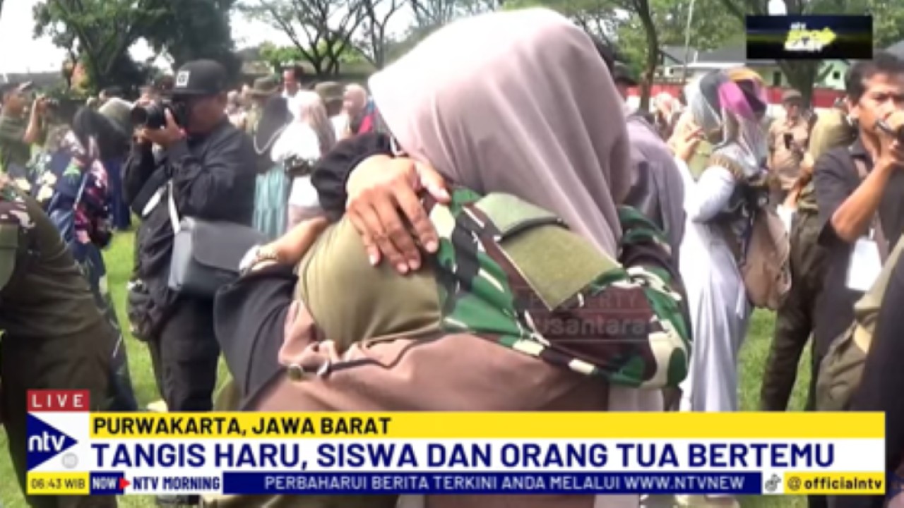 Siswa yang telah menyelesaikan pendidikan penguatan karaktar di barak militer Purwakarta memeluk erat ibunya sambil menangis