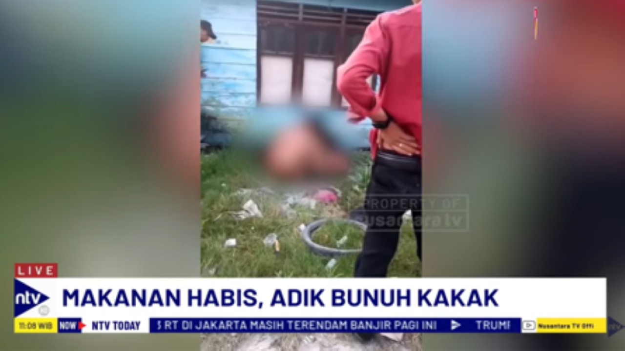 Korban Hermansyah tewas tergeletak di depan rumahnya usai dianiaya pakai kayu oleh adiknya