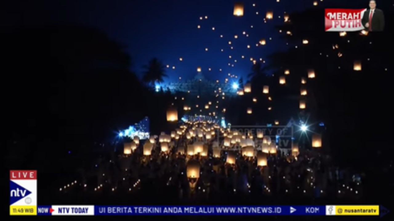 2.569 lampion dilepas ke langit dalam puncak perayaan Waisak di Candi Borobudur menciptakan pemandangan yang sangat indah