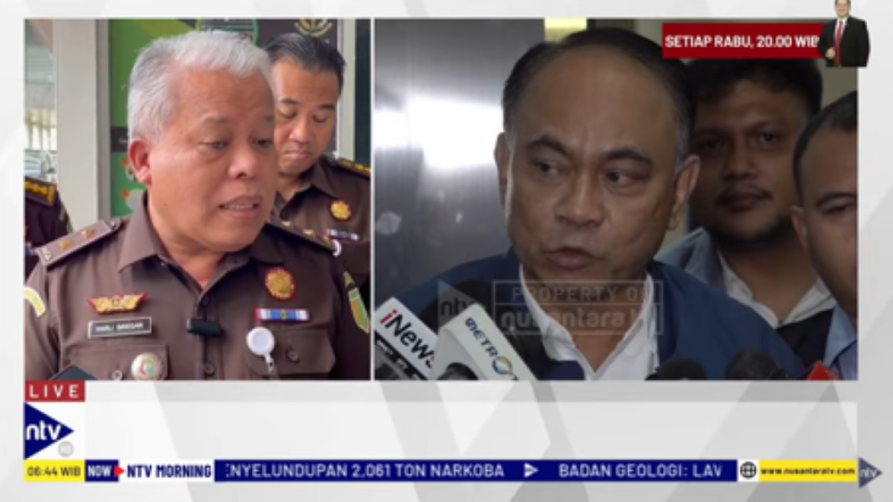 Kepala Pusat Penerangan Hukum Kejagung Harli Siregar dan Menteri Koperasi Budi Arie Setiadi (kanan)