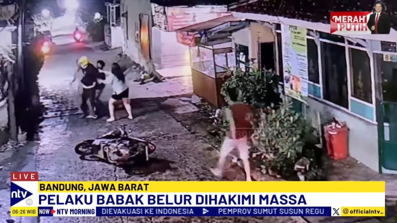 Salah satu pelaku curanmor babak belur dihajar massa.