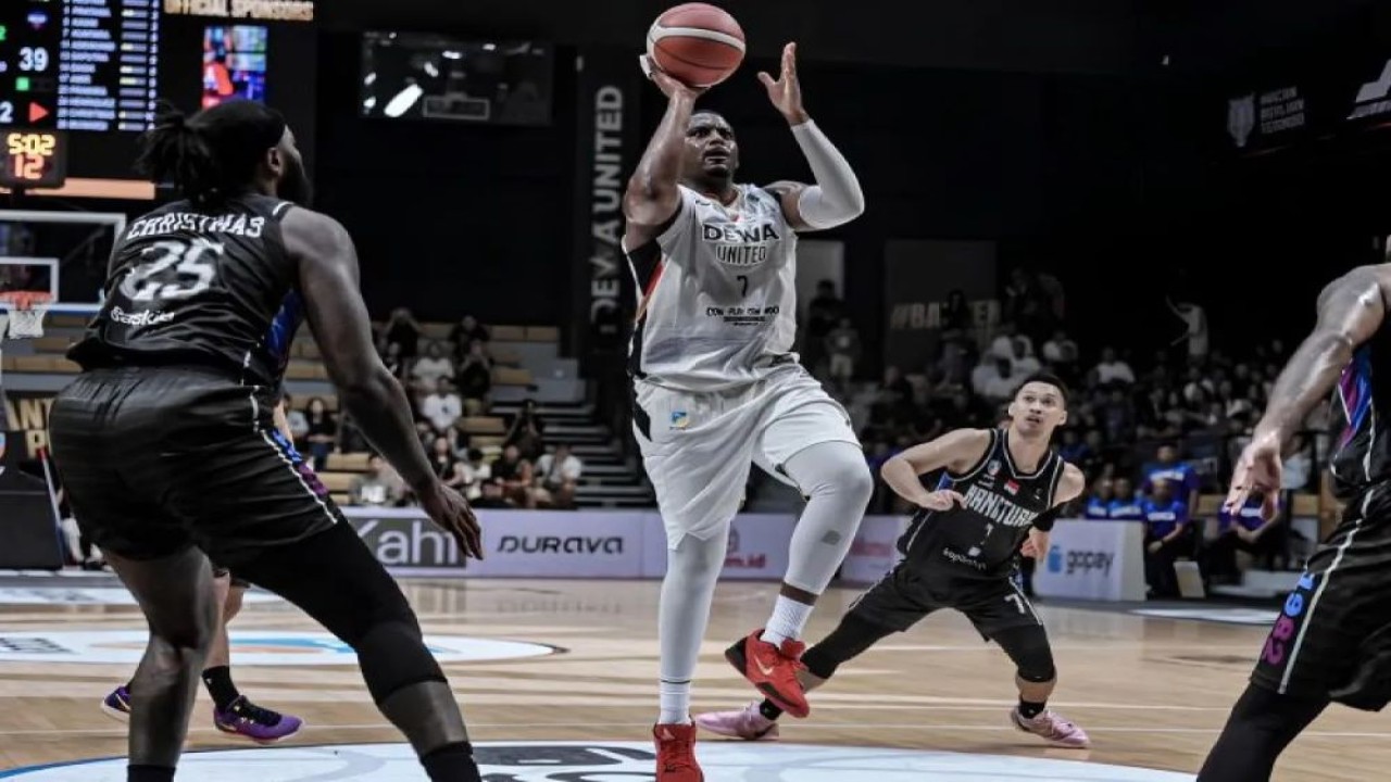 Pembasket Dewa United Banten Jordan Adams saat bermain melawan Indonesian Basketball League (IBL) 2025. ANTARA/HO/IBL.