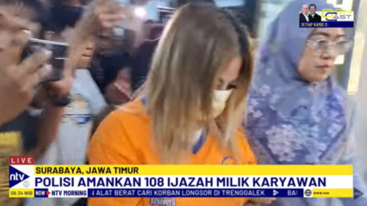 Pemilik UD Sentosa Seal Jan Hwa Diana digiring personel kepolisian