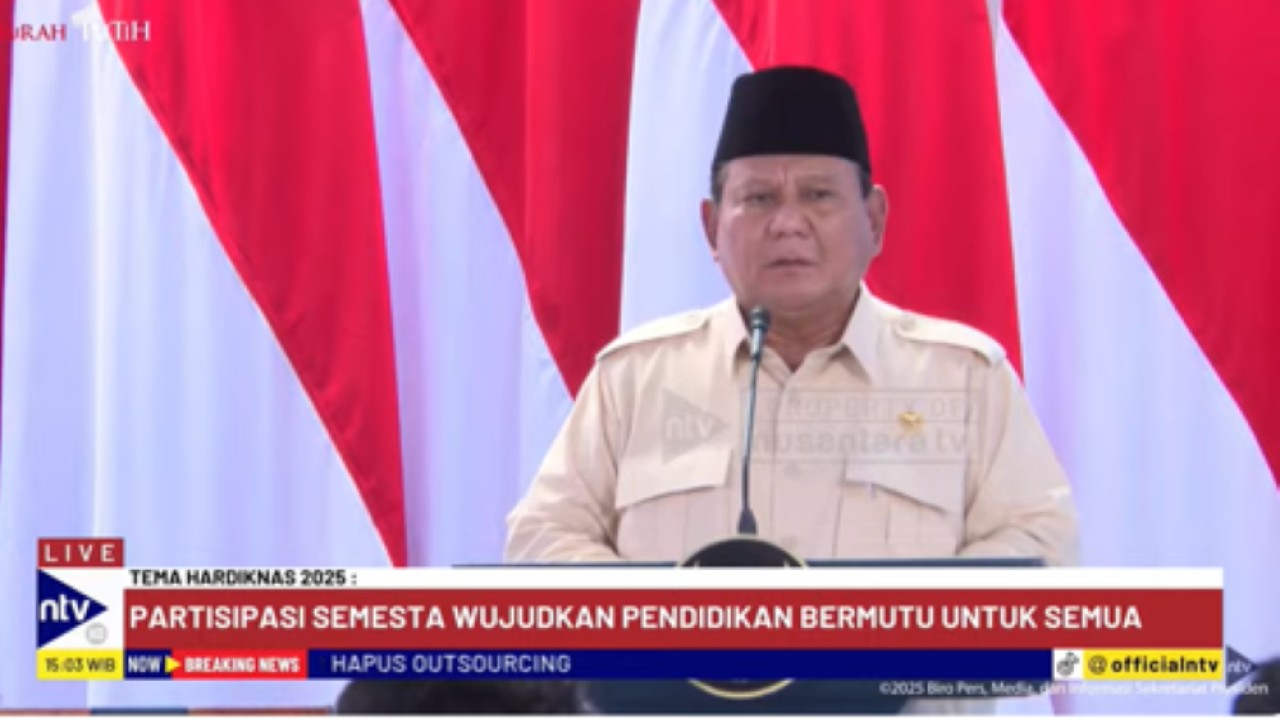 Presiden Prabowo Subianto menyampaikan pidato pada peringatan Hari Pendidikan Nasional 2025 di SDN Cimahpar Kota Bogor, Jawa Barat