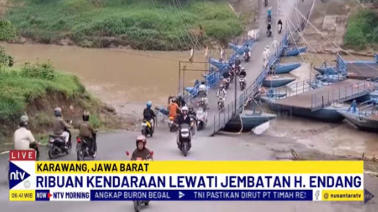 Jembatan perahu milik Haji Endang Junaedi yang membentang di atas Sungai Citarum Karawang