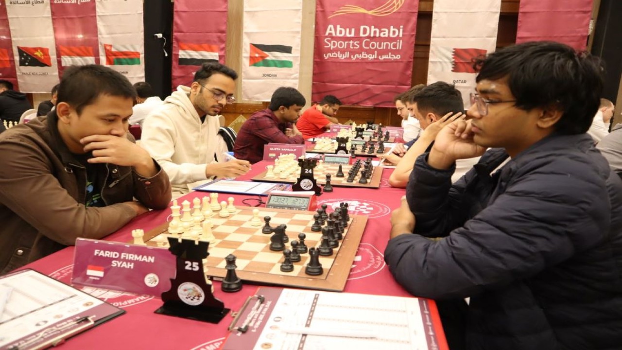 IM Farid Firman Syah (kiri) vs GM Subramaniyam Bharath pada babak 1 Asian Individual Chess Championship 2025/Foto: Kristianus Liem