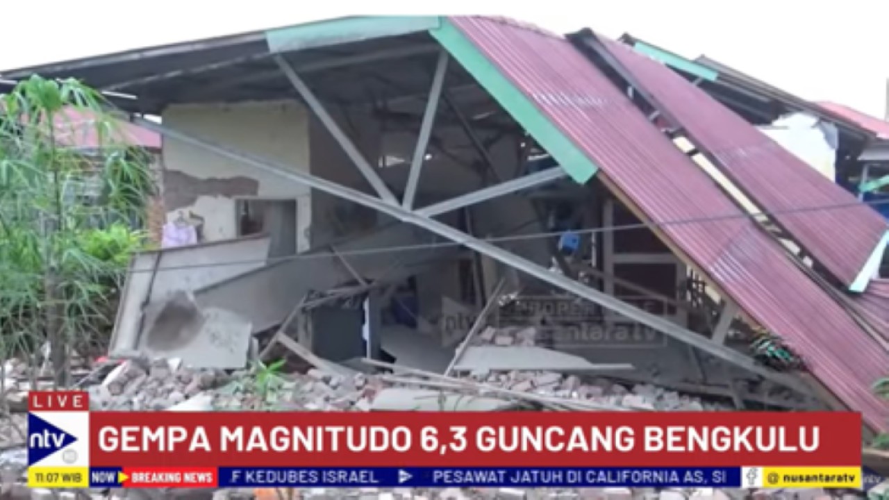 Puluhan rumah hancur dan sejumlah warga terluka akibat gempa berkekuatan 6,3 magnitudo yang mengguncang Bengkulu