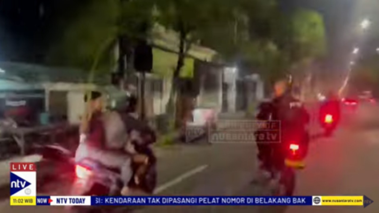 Tim Jogoboyo dari Sat Samapta Polresta Surabaya mengejar tiga remaja diduga gengster yang membawa celurit besar