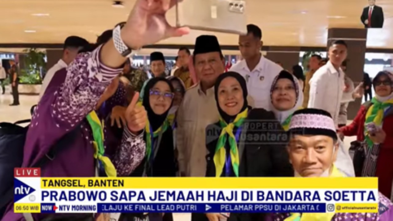 Presiden Prabowo Subianto berfoto bersama dengan para jemaah haji saat meninjau Terminal 2F Bandara Soekarno-Hatta