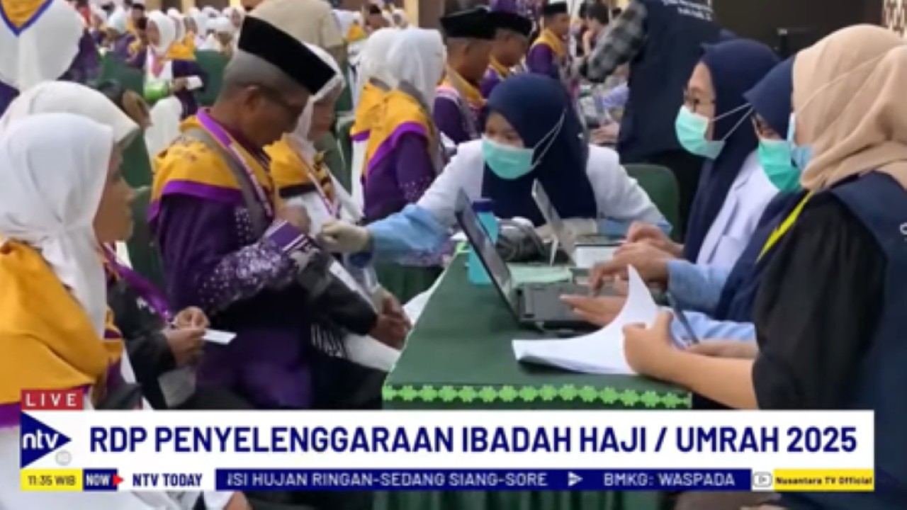 Para jemaah haji yang akan bertolak ke Arab Saudi menjalani pendataan administrasi