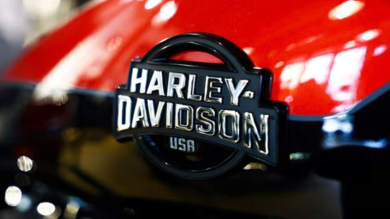 Logo Harley-Davidson terlihat di dealer Harley-Davidson di Paris, Prancis, 8 April 2025. (Foto: Dok/Gonzalo Fuentes/Reuters)