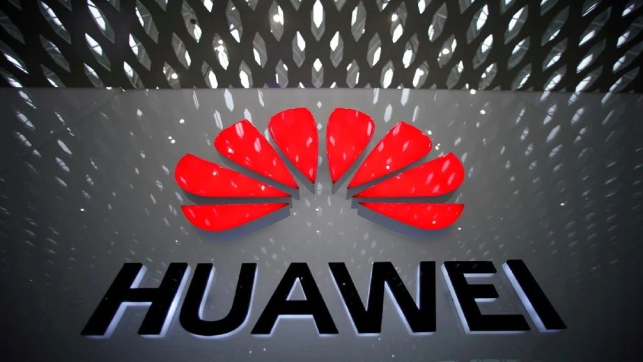 Logo perusahaan Huawei terlihat di Bandara Internasional Shenzhen di Shenzhen, China. (Foto: Reuters)