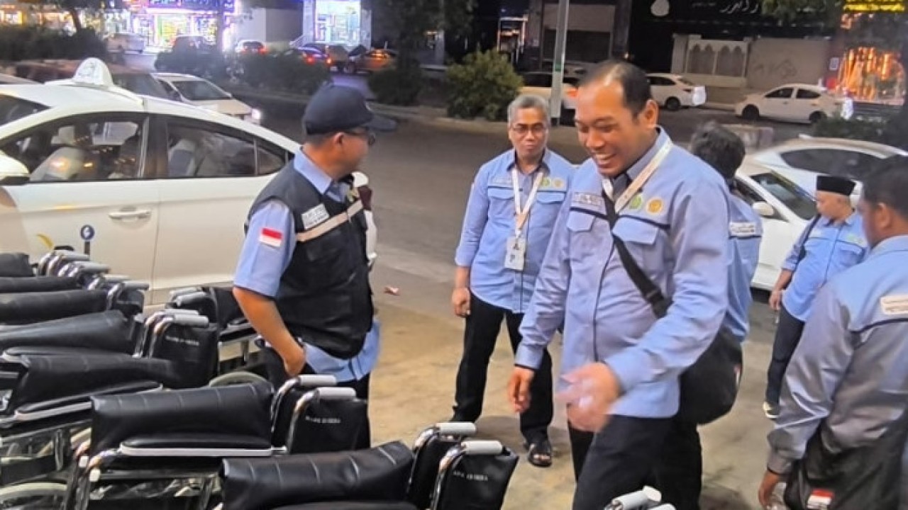 Inspektur Badan Penyelenggara Haji, Zainal Abidin, menerima hibah 20 kursi roda untuk jemaah haji lansia di Makkah, Sabtu (17/5/2025) malam, di Hotel sektor 7, Jarwal, Makkah. (Foto: Istimewa/Andi Ardiansyah Asdar/Kemenag)