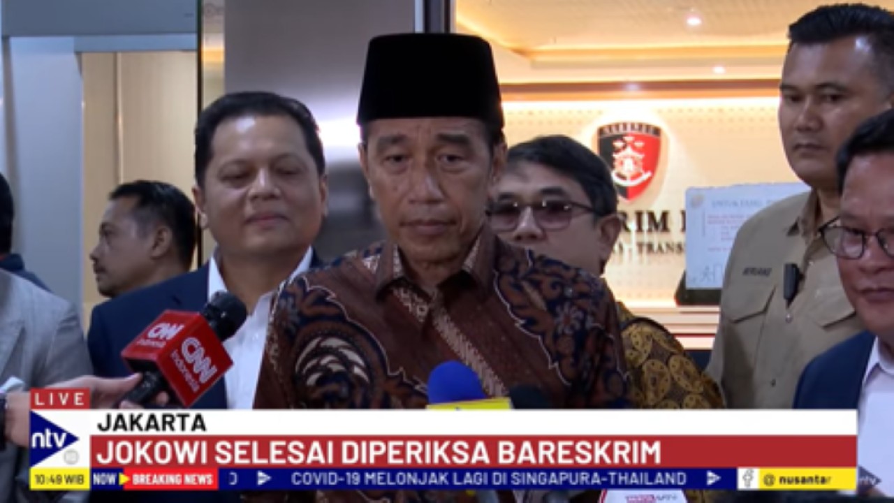Presiden ke-7 RI Joko Widodo (Jokowi) memberikan keterangan pers usai memenuhi panggilan Bareskrim Polri