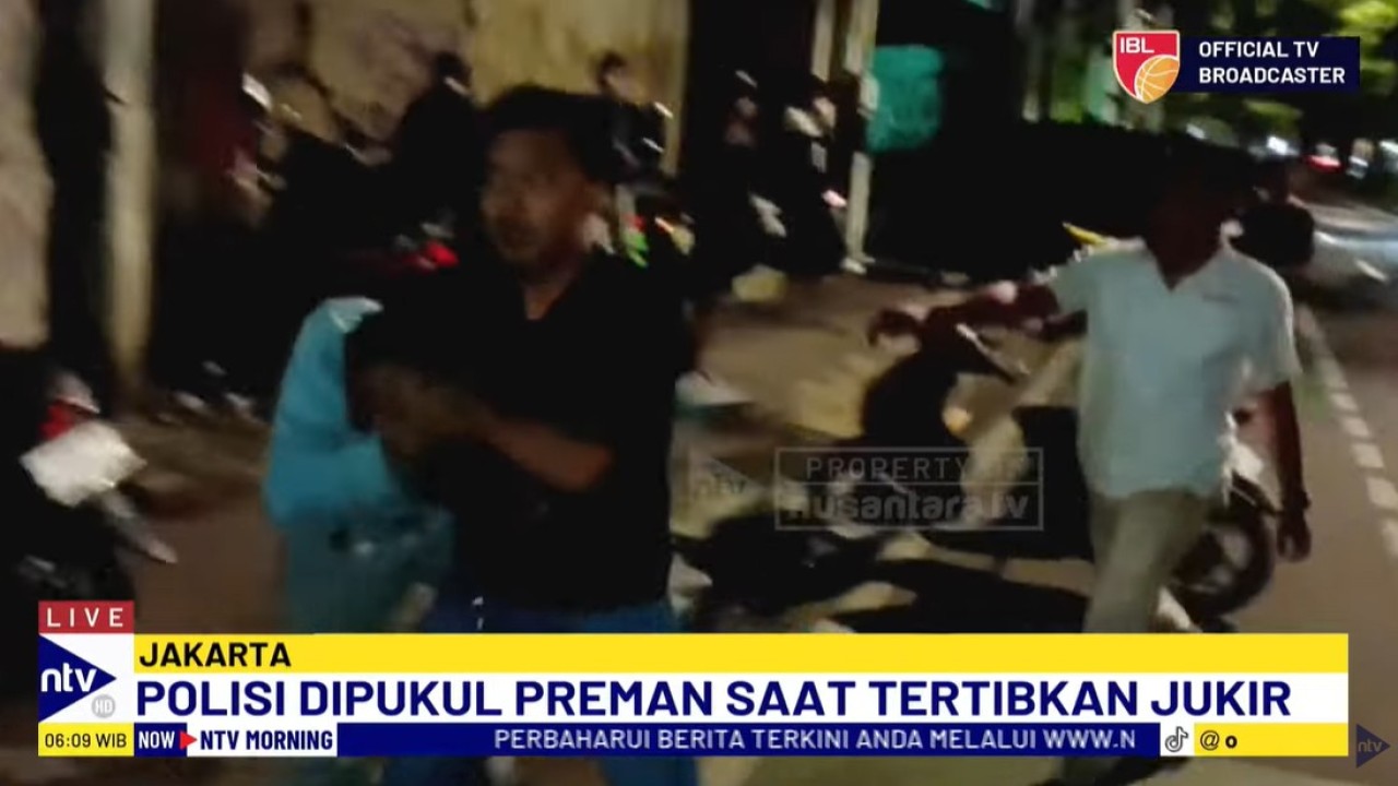 Juru parkir liar diamankan polisi saat tengah mengatur parkir di depan sebuah kafe di Kawasan Kemayoran, Jakarta Pusat, pada Senin (19/5/2025) malam.