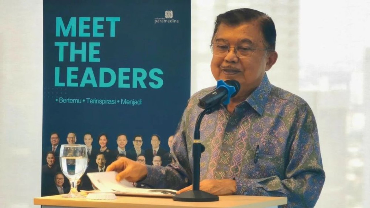 Wakil Presiden ke-10 dan ke-12 RI Jusuf Kalla (JK) saat memberikan kuliah umum bertajuk "Meet the Leaders, Leading Through the Storm: Resilient Leadership in Time of Crisis" di Universitas Paramadina, Jakarta, Sabtu (24/5/2025). (Foto: ANTARA/HO-Tim Media Jusuf Kalla)
