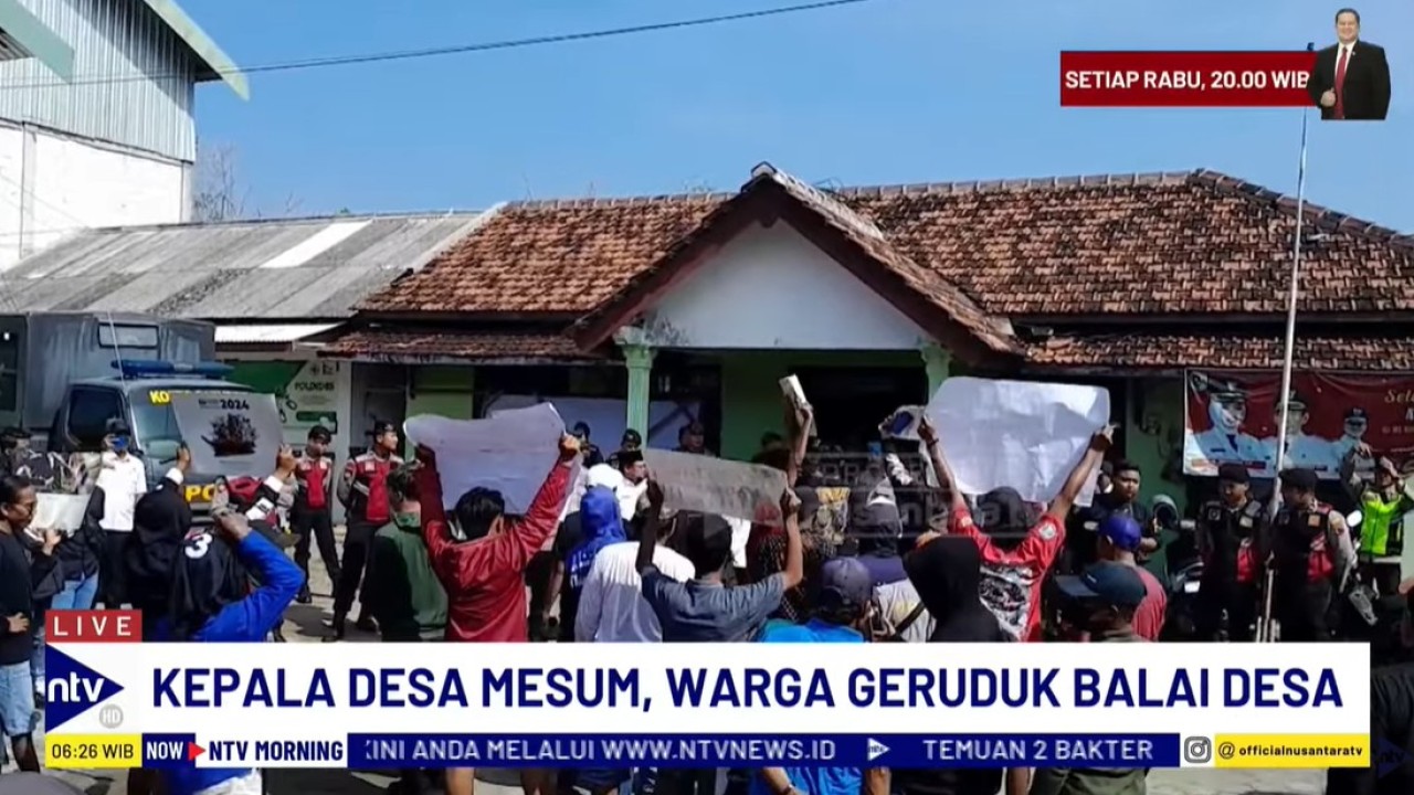 Ratusan warga Desa Wonoagung, Kecamatan Karangtengah, Kabupaten Demak, Jawa Tengah, mendatangi kantor balai desa pada Rabu siang, 14 Mei 2025.