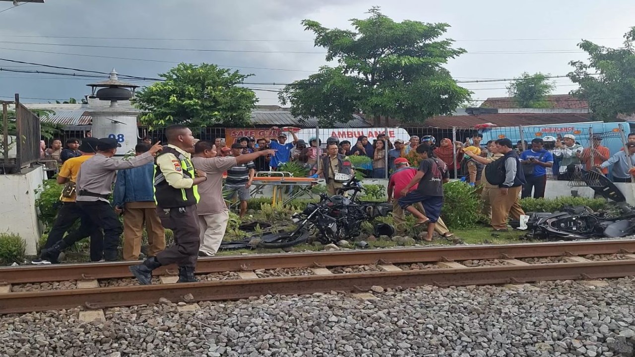Motor milik para korban kecelakaan kereta di Magetan berserakkan di pinggir rel