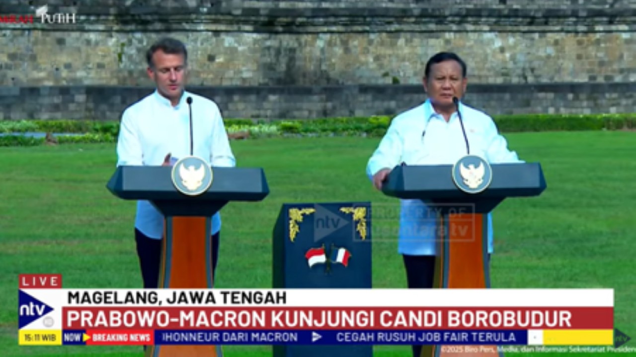 Presiden Prabowo Subianto dan Presiden Prancis Emmanuel Macron menyampaikan pernyataan di puncak Candi Borobudur