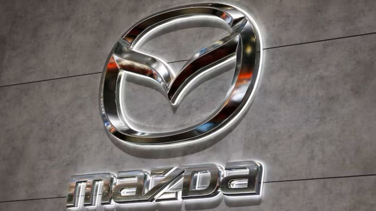 Logo Mazda dipajang di Geneva International Motor Show ke-89 di Jenewa, Swiss, 5 Maret 2019. (Foto: Dok/Pierre Albouy/Reuters)