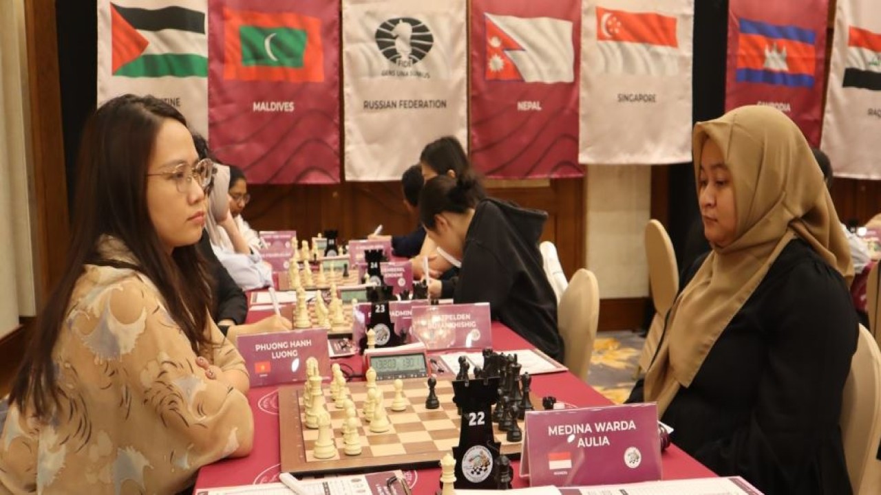 WIM Luong Phuong Hanh (Vietnam) vs IM Medina Warda Aulia (kanan) pada babak keempat Asian Individual Chess Championship 2025/Foto: Kristianus Liem