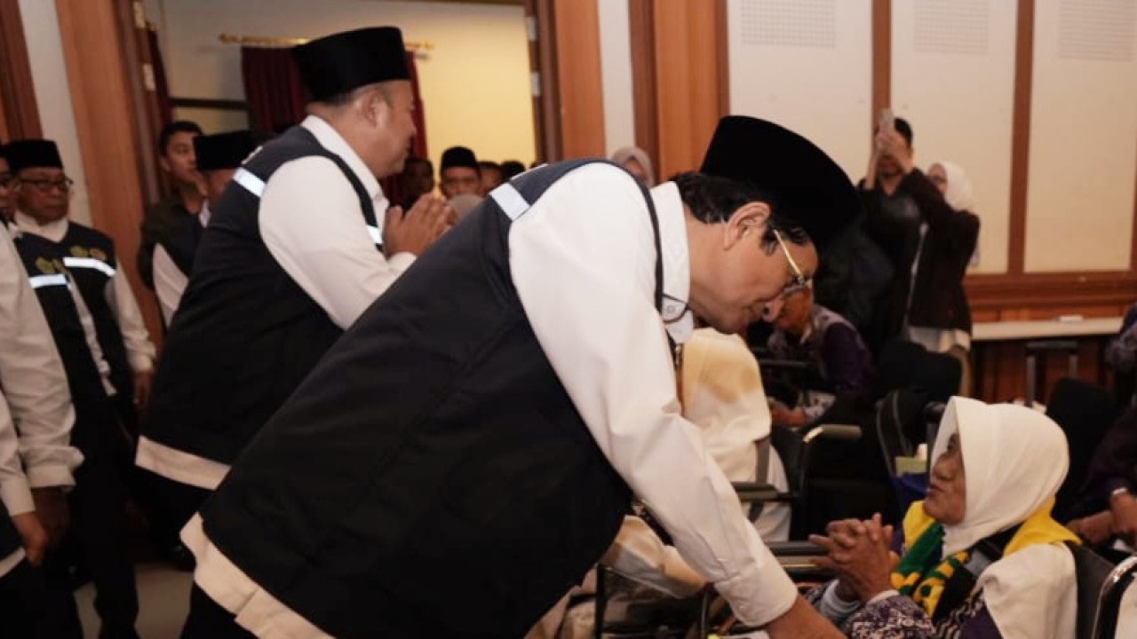 Menteri Agama (Menag) Nasaruddin Umar berbincang dengan salah seorang jemaah haji kloter JKG-01, Kamis (1/5/2025). (Foto: Istimewa)
