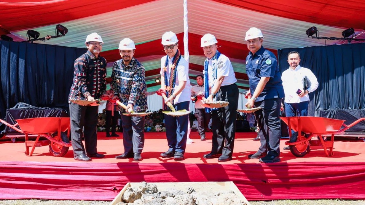 Menkes Budi Gunadi Sadikin meresmikan peletakan batu pertama pembangunan RSUD Kabupaten Buton Tengah, Sulawesi Tenggara, Jumat (2/5/2025). (Foto: Istimewa)