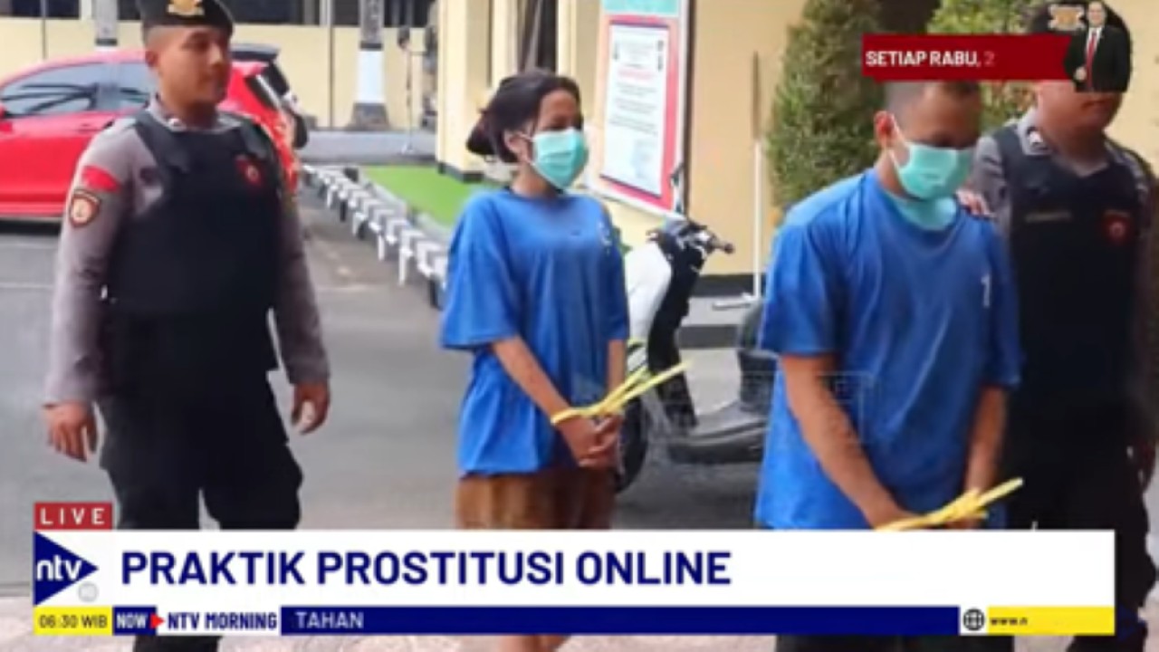 RK dan AH dua pelaku yang tega menjual temannya sendiri ke pria hidung belangdengan tangan terborgol digiring personel kepolisian