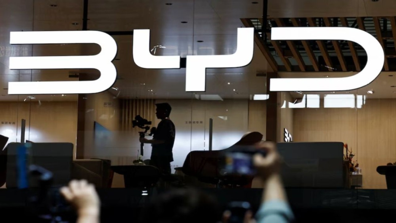 Logo BYD di pameran otomotif Auto China 2024, di Beijing, China, 25 April 2024. (Foto: Dok/Tingshu Wang/Reuters)