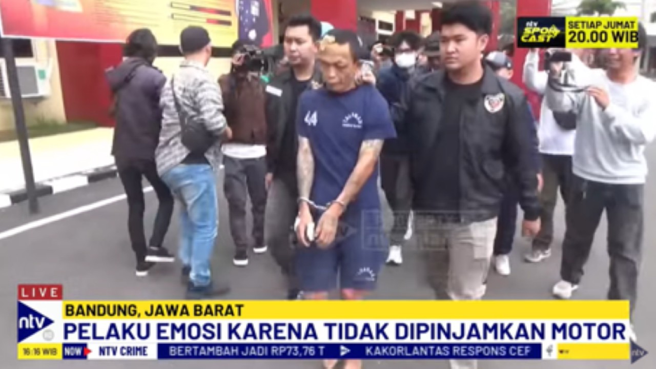 Pelaku pembunuhan terhadap ayah tiri di Bandung digiring polisi
