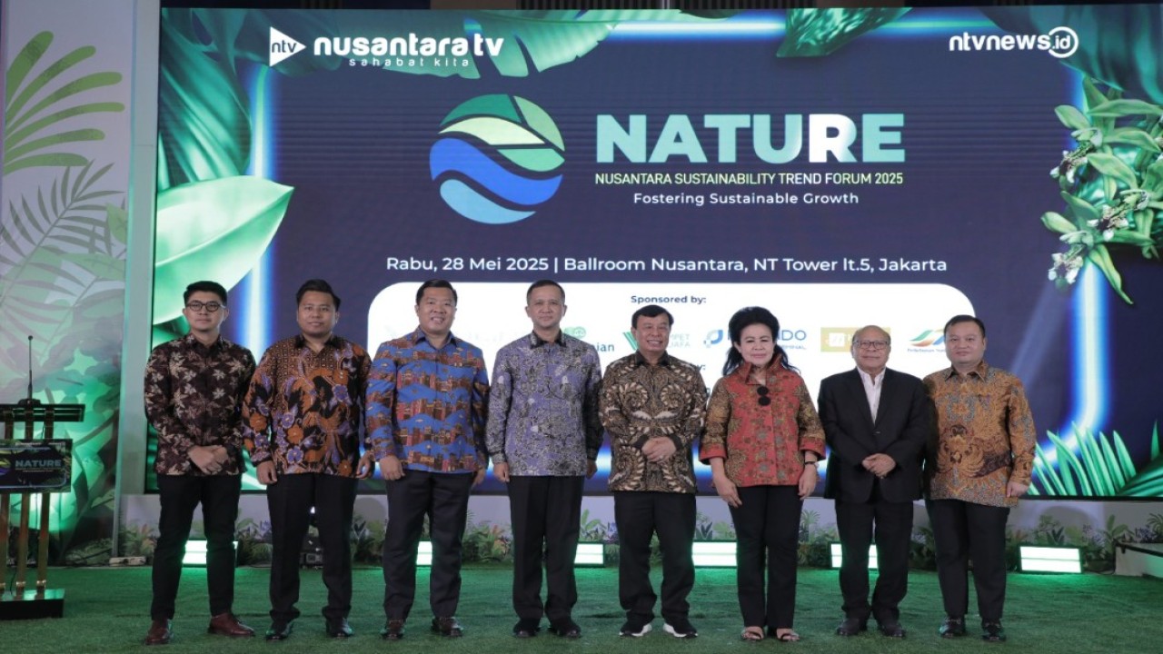 Presiden Komisaris NT Corp Nurdin Tampubolon, Menteri Transmigrasi Muhammad Iftitah Sulaiman Suryanegara bersama jajaran direksi Nusantara TV di Nature 2025. (Foto: Dok/NTV)
