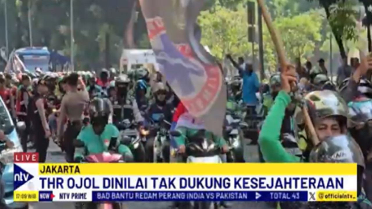 Ratusan pengemudi ojol menggelar unjuk rasa di depan kantor Kemnaker