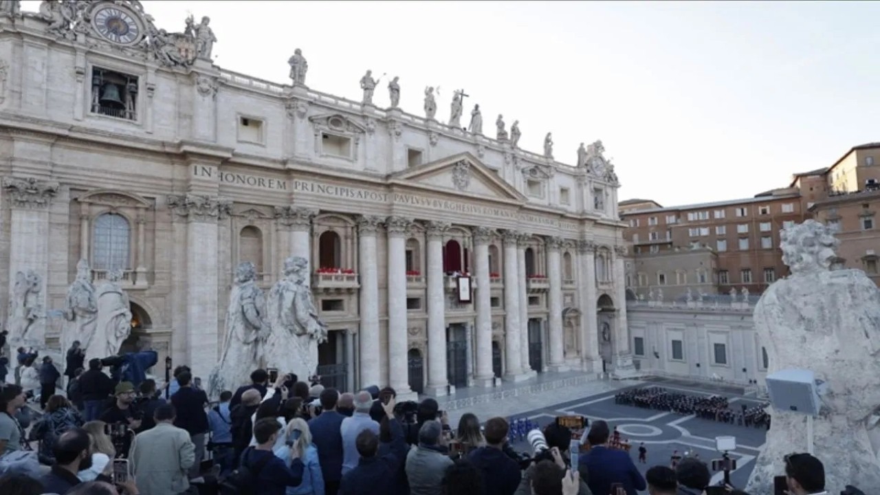 Ilustrasi. Umat menyambut Paus Leo XIV di Basilika Santo Petrus, Vatikan. (Foto: ANTARA/Anadolu/py)