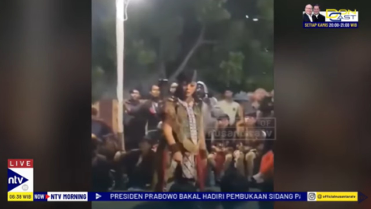 Seorang penari Jathilan di Ponorogo marah besar dan melabrak seorang penonton yang melecehkannya
