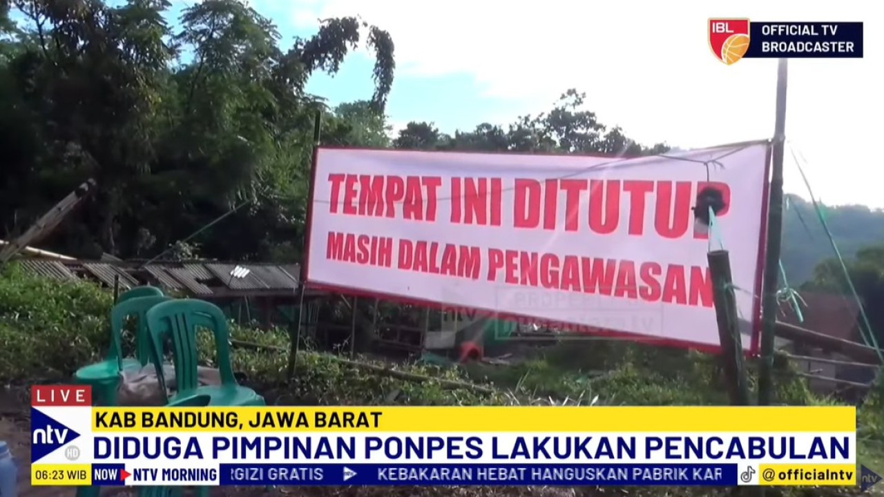 Kemarahan warga mencuat akibat dugaan pimpinan Pondok Pesantren Sinatria telah melakukan tindak asusila terhadap beberapa santriwati.
