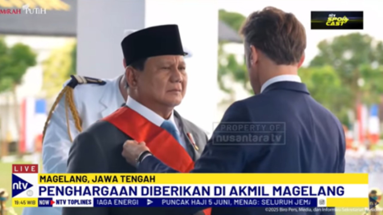 Presiden Prancis Emmanuel Macron menyematkan langsung penghargaan Grand Croix de la Légion d’Honneur kepada Presiden Prabowo Subianto.