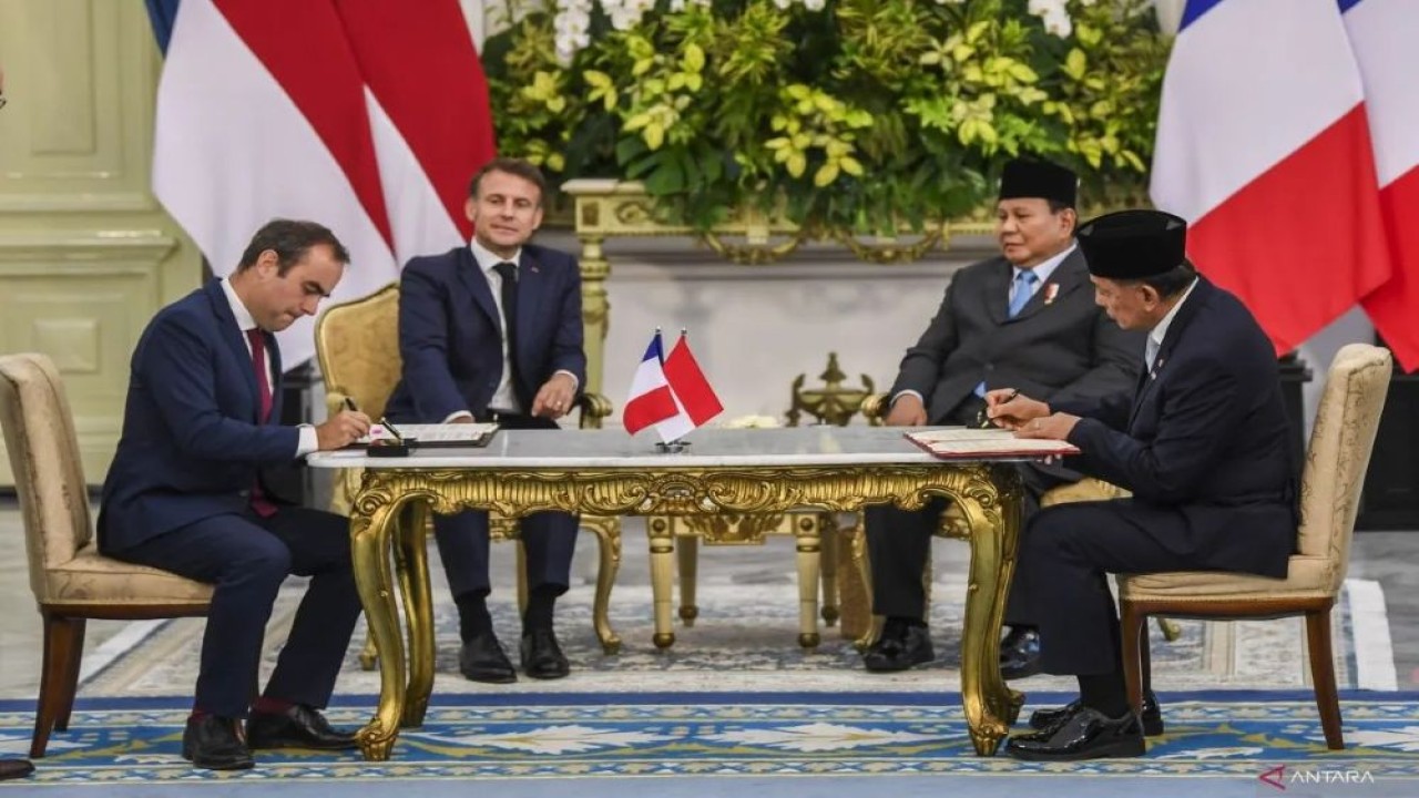 Presiden Prabowo Subianto (kedua kanan) dan Presiden Prancis Emmanuel Macron (kedua kiri) menyaksikan Menteri Pertahanan Sjafrie Sjamsoeddin (kanan) dan Menteri Angkatan Bersenjata Prancis Sebastien Lecornu (kiri) menandantangani nota kesepahaman antara kedua negara di Istana Merdeka, Jakarta, Rabu (28/5/2025). (Foto: ANTARA FOTO/Galih Pradipta/rwa)