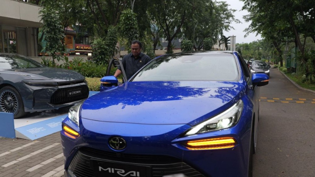 Anggota Komisi VI DPR RI, Rachmat Gobel, menjajal mobil berbahan bakar hidrogen dalam acara "New Energy Vehicle Summit 2025" di kawasan SCBD, Jakarta, pada Selasa (6/5/2025). (Foto: Istimewa)