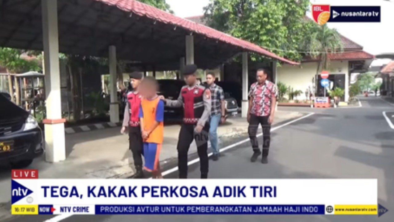 ARF pelaku pemerkosa adik tiri di Jombang digiring personel kepolisian