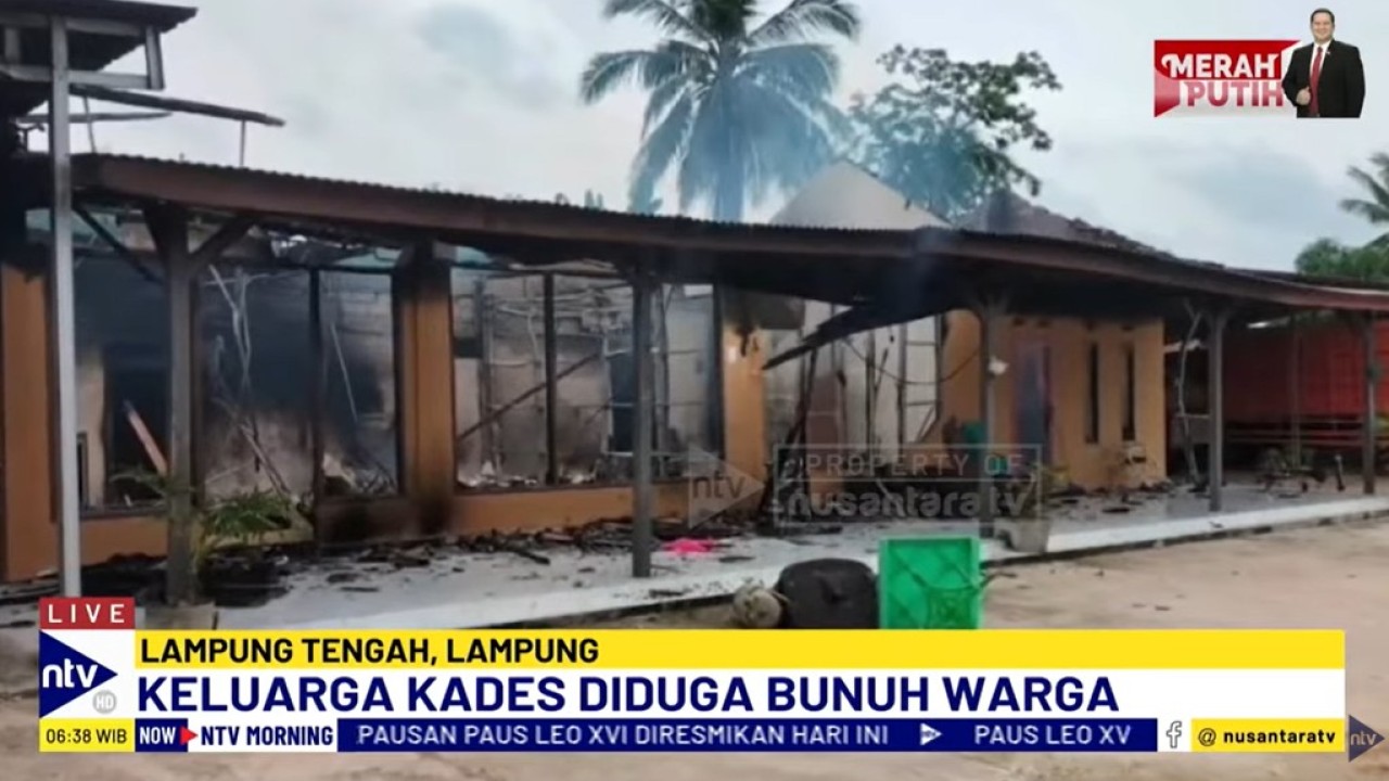 Rumah milik Kepala Desa di Kecamatan Terusan Nunyai, Kabupaten Lampung Tengah, Provinsi Lampung, hangus dibakar oleh massa.