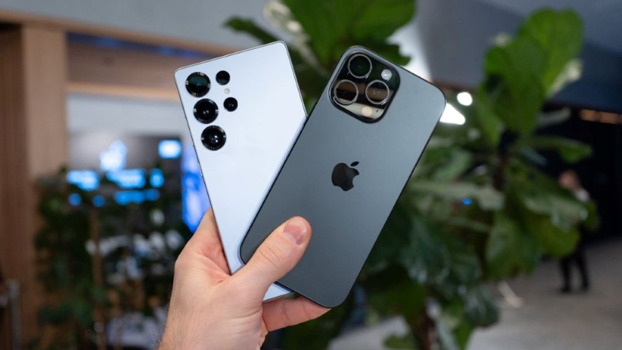 Ilustrasi. Ponsel Samsung dan Apple iPhone. (Foto: Istimewa via Phone Arena)