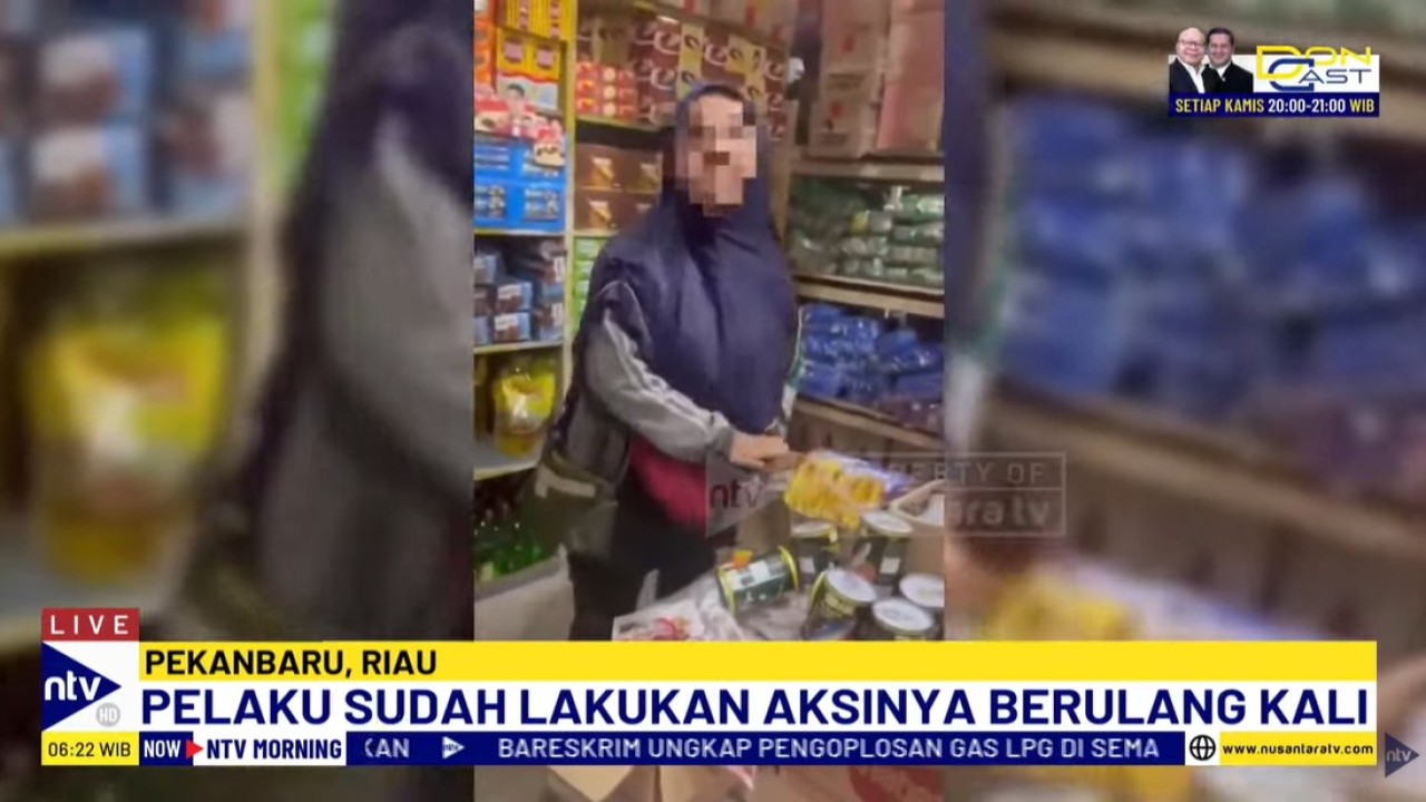Pelaku beraksi seorang diri dengan memasukkan kaleng-kaleng sarden ke dalam pakaian dan tas yang dibawanya.