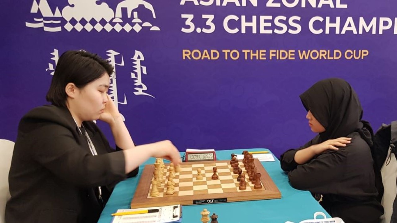 Shafira Devi Herfesa vs WGM. Turmunkh Munkhzul (Mongolia) pada babak 9 atau terakhir Asian Zone 3.3 Chess Championship 2025 di Mongolia, Kamis (1/5/2025)/ist