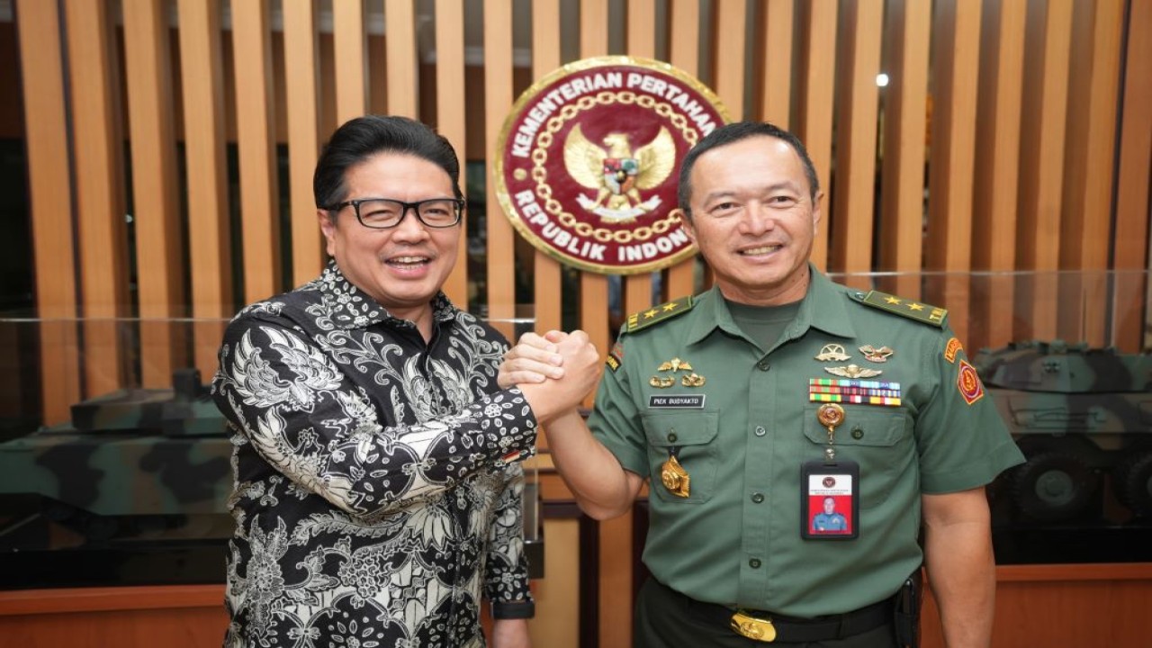 Managing Director Sinar Mas, Ferry Salman bersama Direktur Jenderal Pothan Kemhan, Mayor Jenderal TNI Piek Budyakto/Foto: Istimewa