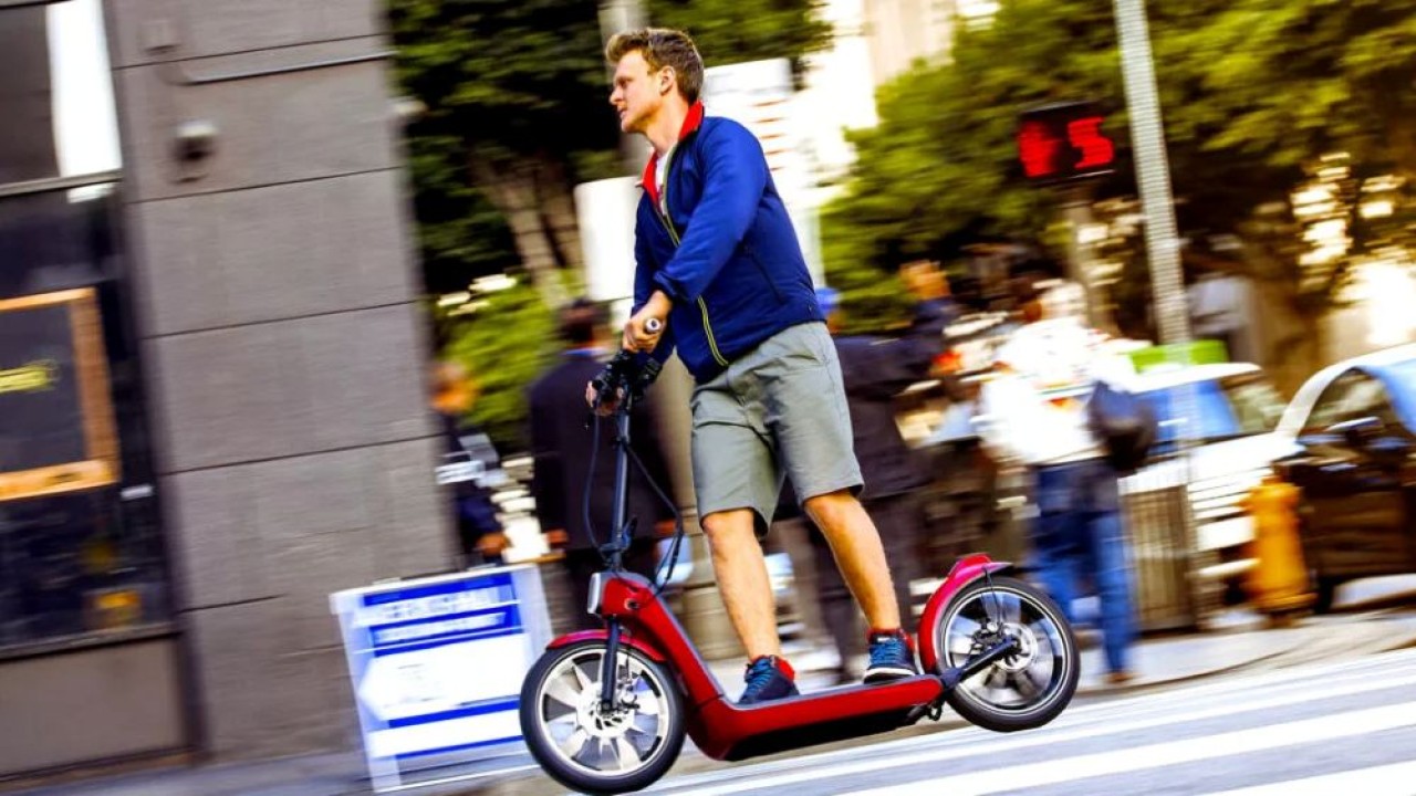 Skuter listrik telah menjadi solusi mobilitas populer di kota-kota padat. (Foto: Istimewa via Carscoop)