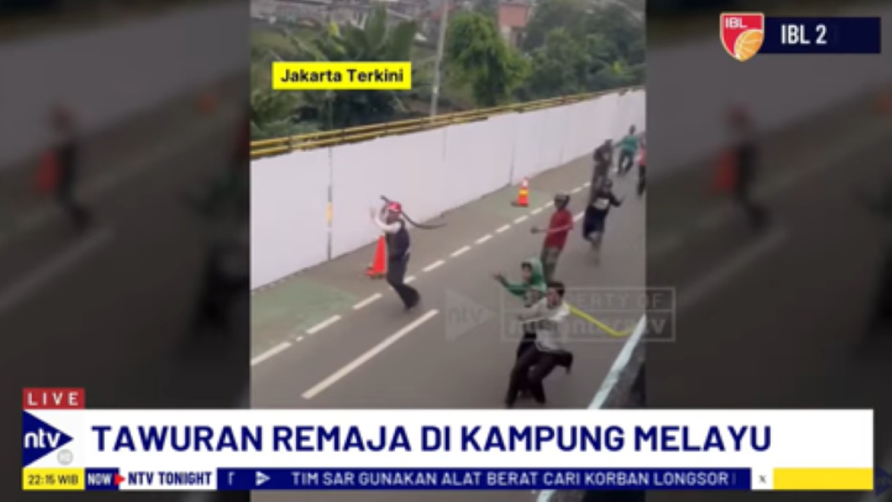 Dua kelompok remaja di Kampung Melayu saling serang menggunakan celurit dan busur panah
