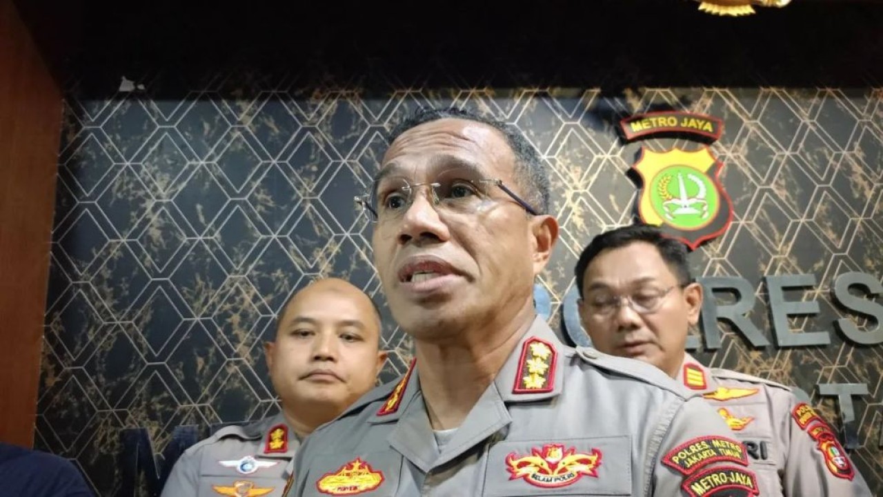 Kapolres Metro Jakarta Timur Kombes Pol Nicolas Ary Lilipaly di Polres Metro Jakarta Timur, Jumat (9/5/2025). (Foto: ANTARA/Siti Nurhaliza)